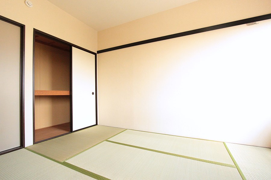 サンライズCの寝室|和室6畳＋押入れ1間　※別部屋反転間取り写真につき若干相違有