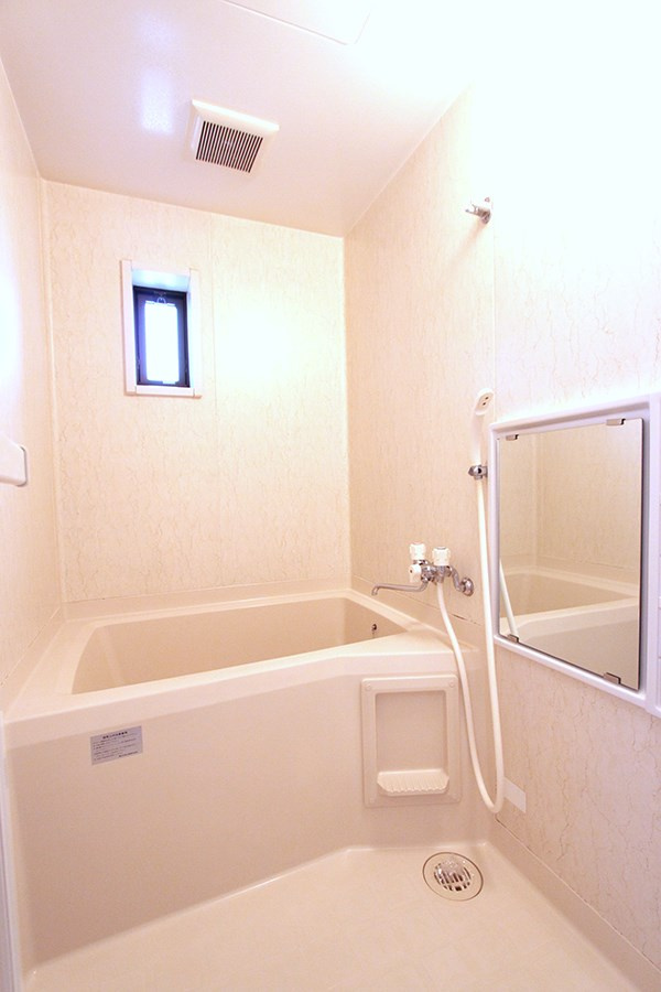サンライズCの浴室|換気窓付き　※別部屋反転間取り写真につき若干相違有