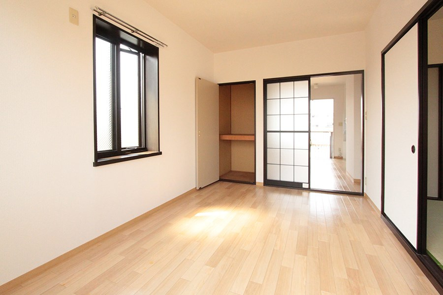 サンライズCの居間・リビング|洋室5.8帖の収納　※別部屋反転間取り写真につき若干相違有