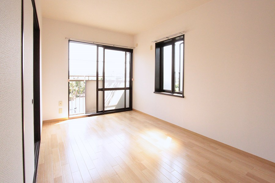 サンライズCの居間・リビング|洋室5.8帖　エアコン1台分付　※別部屋反転間取り写真につき若干相違有