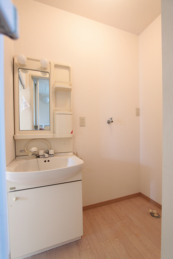 メゾン桐ケ窪Cの洗面所|洗髪洗面台＋洗濯機置場※別部屋反転間取り写真につき若干相違有