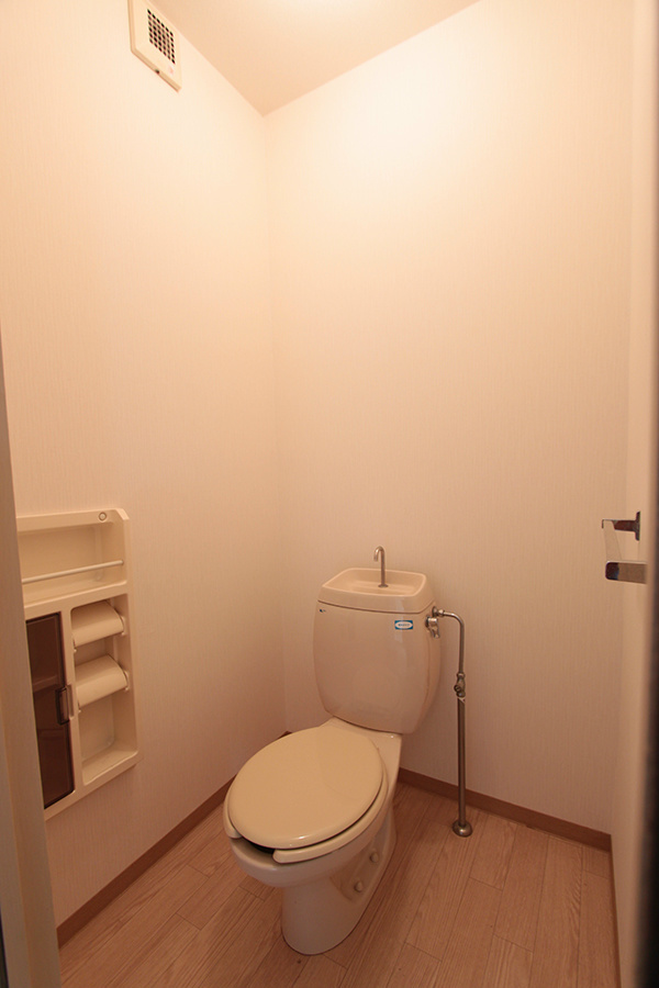 メゾン桐ケ窪Cのトイレ|便利な収納棚付き　※別部屋反転間取り写真につき若干相違有
