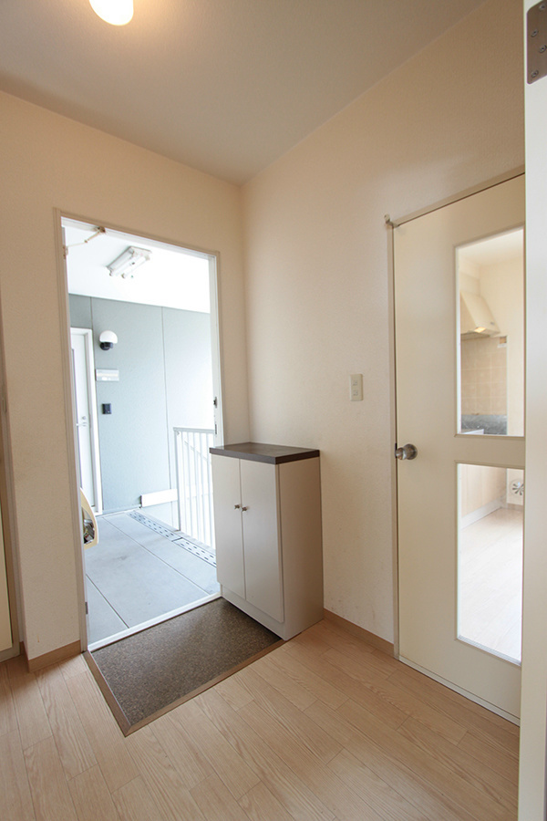 メゾン桐ケ窪Cの玄関|下駄箱付き　※別部屋反転間取り写真につき若干相違有