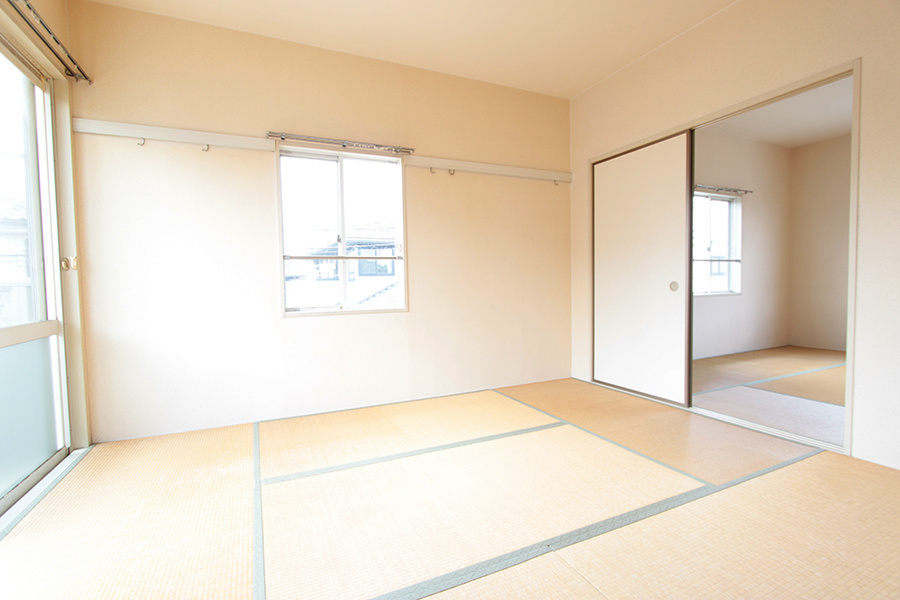 メゾン桐ケ窪Cの居間・リビング|南側和室6畳　※別部屋反転間取り写真につき若干相違有