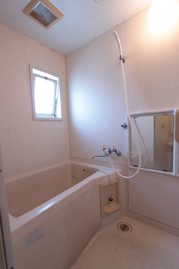 メゾン桐ケ窪Cの浴室|追焚機能＋換気窓付き　※別部屋反転間取り写真につき若干相違有
