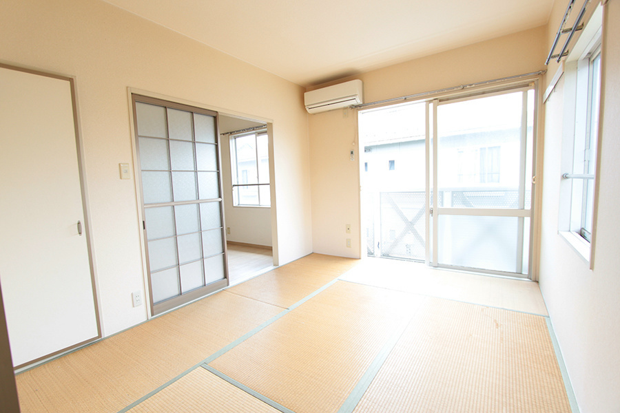 メゾン桐ケ窪Cの居間・リビング|南側和室にエアコン付き※別部屋反転間取り写真につき若干相違有