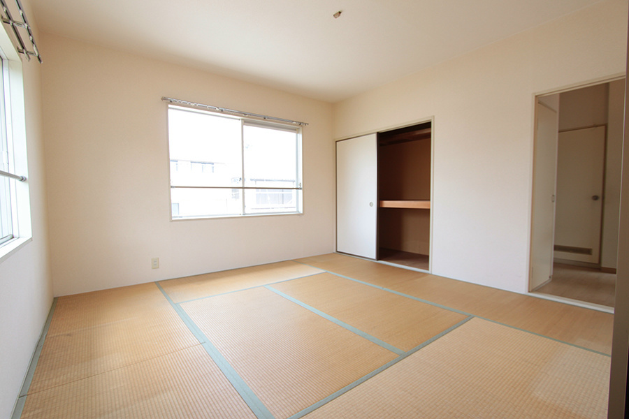 メゾン桐ケ窪Cのその他|北側和室に押入付き　※別部屋反転間取り写真につき若干相違有