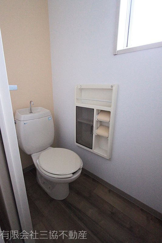 メゾン桐ケ窪Bのトイレ|バストイレ別タイプ、換気窓付き