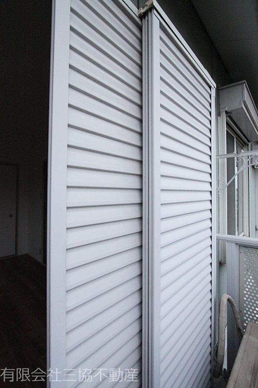 メゾン桐ケ窪Bのバルコニー|防犯・暑さ対策に便利なシャッター付き