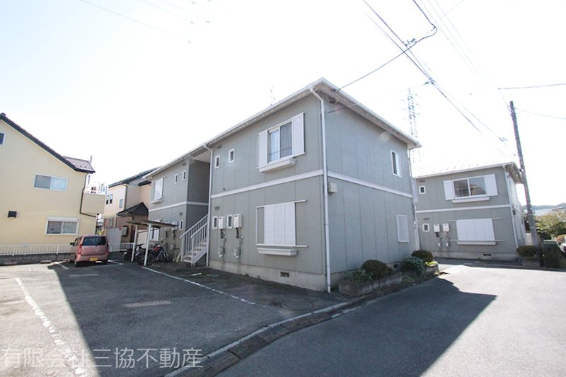 メゾン桐ケ窪Bの外観|建物北側に駐輪場