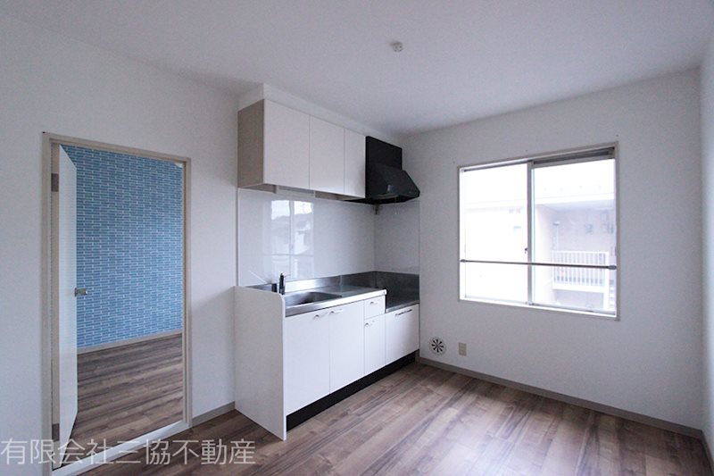 メゾン桐ケ窪Bのキッチン|DK6帖　ガスコンロ設置タイプ、窓があり、採光・換気に便利です