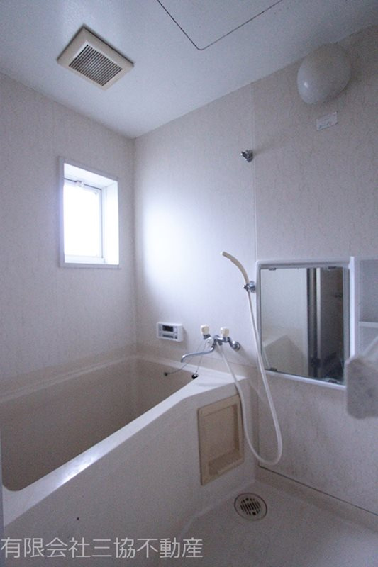 メゾン桐ケ窪Bの浴室|追焚給湯＋換気窓付き