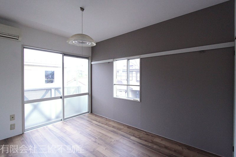 メゾン桐ケ窪Bの居間・リビング|西側洋室6帖　二面採光、雨戸付き、アクセントクロス仕様でお洒落なお部屋です