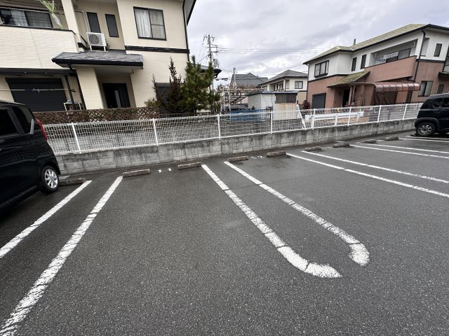 エレガントリヴの駐車場