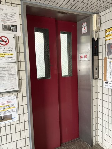 坂戸市日の出町の賃貸マンションのエントランス