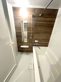 【浴室】 | メゾン千里丘K棟 | 足を伸ばしてゆったりと湯船に浸かれる広々バスルーム。時間や天気を気にせず洗濯物を乾かせる浴室乾燥機付き！