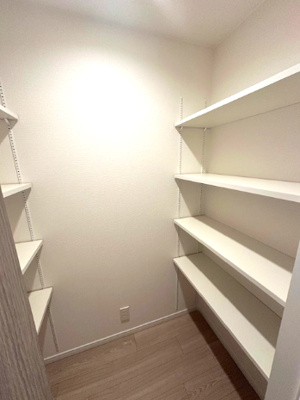 【収納】 | メゾン千里丘K棟 | 廊下に設けた収納スペース。ご家族での共有が可能で、ティッシュペーパーなど日用品のストック収納にも便利です！