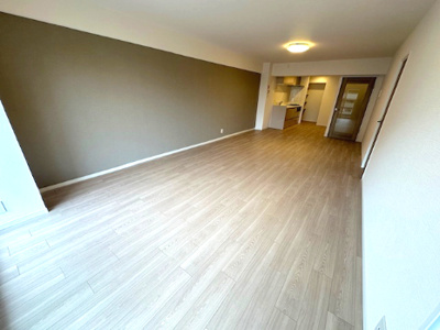 【居間・リビング】 | メゾン千里丘K棟 | ご家族でのんびりとお寛ぎいただける22.6帖のLDK。快適なリビングにはご家族が自然と集まりたくなりますね！