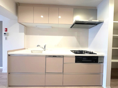 【キッチン】 | メゾン千里丘K棟 | 食器を一気に丸洗いでき、節水にもなる食洗機搭載！家事時間の短縮も叶い、ご家族で過ごす時間を大切にできますね。