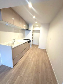 【キッチン】 | メゾン千里丘K棟 | コンロは三口タイプ！複数品同時調理も可能で、調理もサクサク捗ります。内覧・お問い合わせはお気軽にどうぞ。