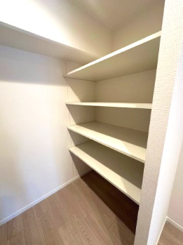 【キッチン】 | メゾン千里丘K棟 | 吊戸棚やスライド式収納の他に、パントリーもご用意！収納豊富なキッチンは、調理スペースを広くお使いいただけます。