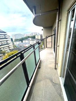 【バルコニー】 | メゾン千里丘K棟 | 2部屋に面した南向きバルコニー。お仕事やお勉強、家事の合間に外の空気を吸ってホッと一息！日々の疲れもリフレッシュできそうですね。