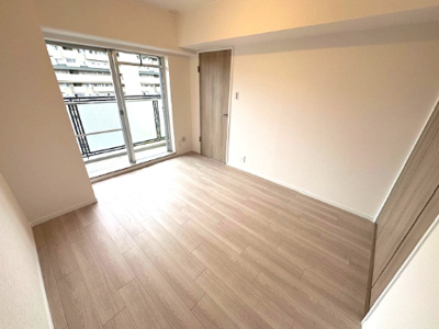 【洋室】 | メゾン千里丘K棟 | 南向きバルコニーへ出入り可能な洋室5.9帖。バルコニーに面したお部屋は、大きなお布団なども干しやすく便利です！