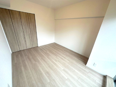 【洋室】 | メゾン千里丘K棟 | 洋室5.9帖。フローリング仕様のお部屋は家具の移動もスムーズ！室内の模様替えも気軽に楽しめそうですね。