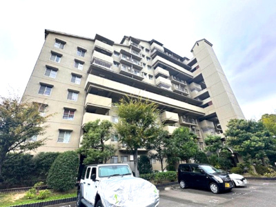 【外観】 | メゾン千里丘K棟 | 大阪モノレール本線「宇野辺」駅まで徒歩13分。JR東海道本線「千里丘」駅もご利用可能！小中学校徒歩10分圏内と、お子様の登下校も安心の住環境です。