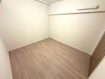 【収納】 | メゾン千里丘K棟 | 季節物や使用頻度の低いものなどがたっぷりと片付く納戸5.0帖。来客時には客間としてのご使用もオススメ！