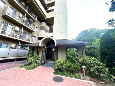  | メゾン千里丘K棟 | 共有部分はきれいに管理され、綺麗な空間が保たれています。すっきりとしたエントランスが毎日お出迎え！