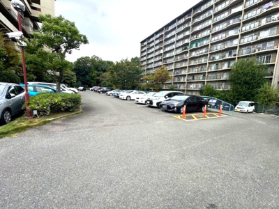 【駐車場】 | メゾン千里丘K棟 | 駐車場は敷地内に配され、エントランスまで近く、お買い物も楽々です！ぜひ一度、現地をご覧ください。