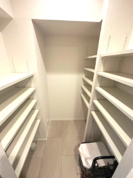 【玄関】 | メゾン千里丘K棟 | 大容量のSIC付き！収納する物の大きさに合わせられる可動棚仕様。お気に入りの靴を大切に保管でき、靴選びも楽しみになりますね。