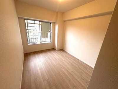 【洋室】 | メゾン千里丘K棟 | 洋室5.0帖。ベッドやデスクなど、お好きなインテリアを揃え、お好みのお部屋作りをお楽しみいただけます！