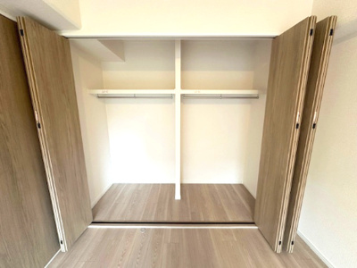 【寝室】 | メゾン千里丘K棟 | 洋室7.0帖のクローゼット。棚板やハンガーパイプ付き！衣類と鞄などの小物類を区別して、整理整頓しやすい収納スペースです。