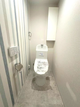 【トイレ】 | メゾン千里丘K棟 | カバーなしでも便座はポカポカな温水洗浄便座付トイレ。汚れてもサッと一拭きで綺麗に！お掃除簡単で衛生的ですね。