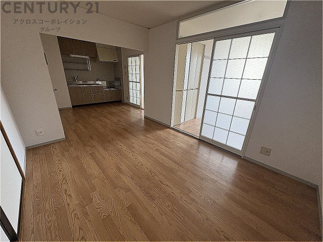 床が落ち着いた色合いで綺麗です！