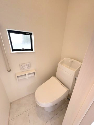 【トイレ】 | 福岡市東区青葉6丁目　A号棟（全2棟）【仲介手数料無料・0円】 | 施工例。1階のトイレです。施工例は完成時と異なる場合があります。