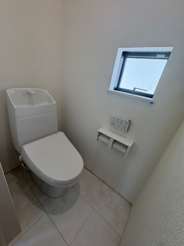 【トイレ】 | 福岡市東区青葉6丁目　A号棟（全2棟）【仲介手数料無料・0円】 | 施工例。2階にもトイレです。施工例は完成時と異なる場合があります。