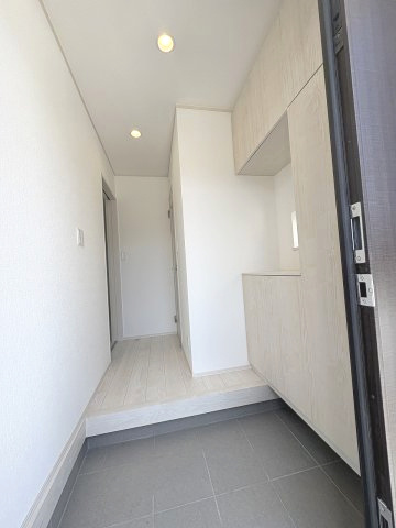【玄関】 | 福岡市東区青葉6丁目　A号棟（全2棟）【仲介手数料無料・0円】 | 施工例。施工例は完成時と異なる場合があります。