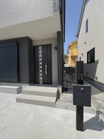 【玄関】 | 福岡市東区青葉6丁目　B号棟（全2棟）【仲介手数料無料・0円】 | 施工例。施工例は完成時と異なる場合があります。