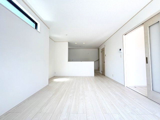 【内装】 | 福岡市東区青葉6丁目　B号棟（全2棟）【仲介手数料無料・0円】 | 施工例。リビングです。施工例は完成時と異なる場合があります。