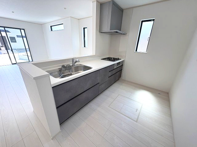 【キッチン】 | 福岡市東区青葉6丁目　B号棟（全2棟）【仲介手数料無料・0円】 | 施工例。施工例は完成時と異なる場合があります。