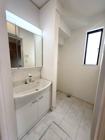 【洗面所】 | 福岡市東区青葉6丁目　B号棟（全2棟）【仲介手数料無料・0円】 | 施工例。施工例は完成時と異なる場合があります。