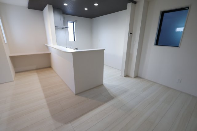 《仲介手数料無料》志木市下宗岡４丁目18-13(4号棟)新築一戸建てグラファーレのキッチン|撮影日 2025年11月21日 14:30 晴れ