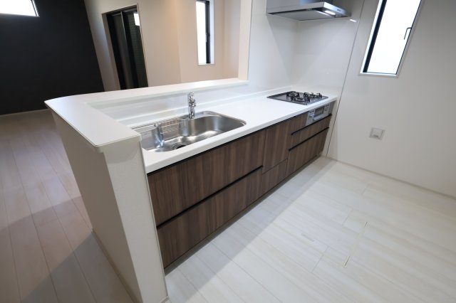 《仲介手数料無料》志木市下宗岡４丁目18-13(4号棟)新築一戸建てグラファーレのキッチン|撮影日 2025年11月21日 14:30 晴れ