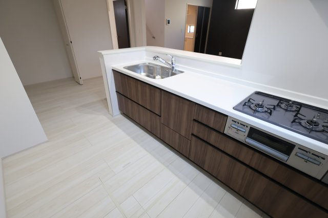 《仲介手数料無料》志木市下宗岡４丁目18-13(4号棟)新築一戸建てグラファーレのキッチン|撮影日 2025年11月21日 14:30 晴れ