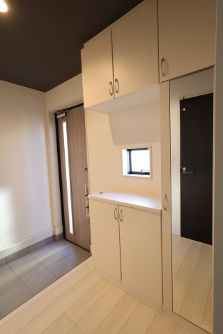 《仲介手数料無料》志木市下宗岡４丁目18-13(4号棟)新築一戸建てグラファーレの玄関|撮影日 2025年11月21日 14:30 晴れ