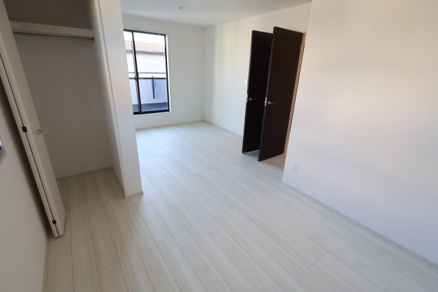 《仲介手数料無料》志木市下宗岡４丁目18-13(4号棟)新築一戸建てグラファーレの洋室|撮影日 2025年11月21日 14:30 晴れ