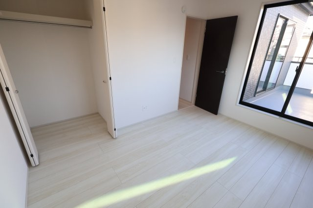 《仲介手数料無料》志木市下宗岡４丁目18-13(4号棟)新築一戸建てグラファーレの洋室|撮影日 2025年11月21日 14:30 晴れ